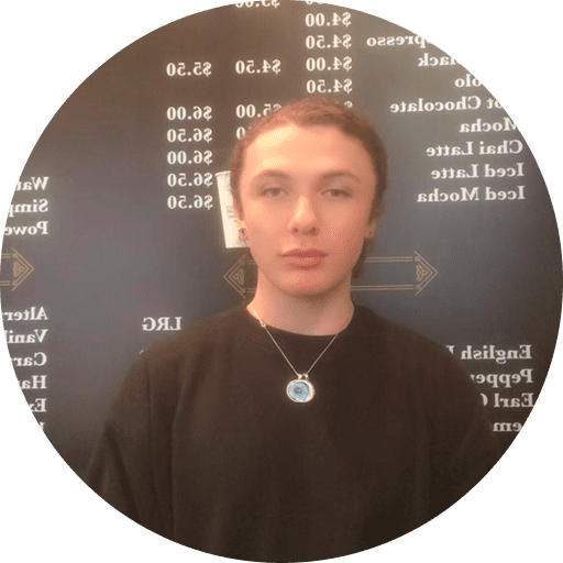 Uen, barber at Davilia Barbershop